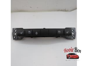 Usados Interruptor de calefactor de asiento Dodge Ram 1500 Crew Cab (DS/DJ/D2) 5.7 V8 Hemi 1500 4x2 Precio de solicitud ofrecido por Rooie Ben autodemontage