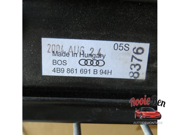 Hundegitter van een Audi A6 Avant Quattro (C5) 2.4 V6 30V 2004