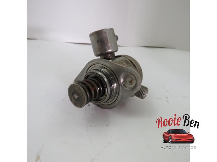 High pressure pump from a BMW 4 serie Gran Coupe (F36) 435i 3.0 24V 2015