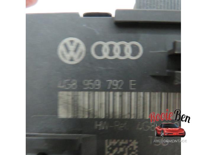 Central door locking module from a Audi A6 (C7) 2.8 V6 24V FSI 2011