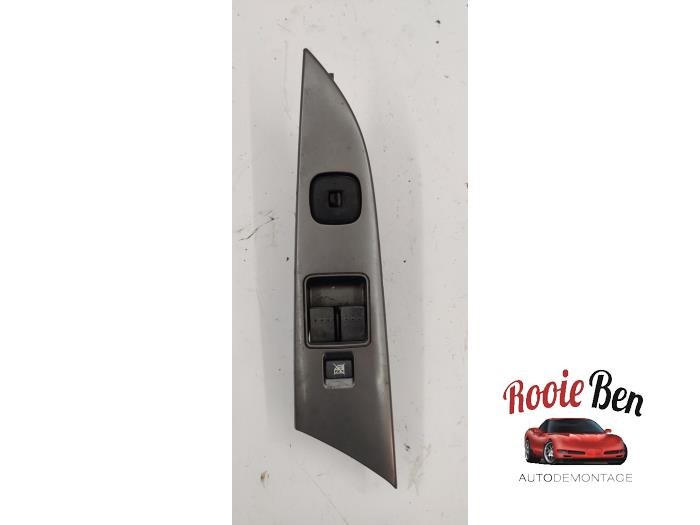 Usados Interruptor de ventanilla eléctrica Mazda 3 Sport (BK) 1.6i 16V Precio € 15,00 Norma de margen ofrecido por Rooie Ben autodemontage