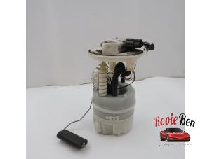 Used Electric fuel pump Renault Clio IV (5R) 1.2 TCE 16V GT EDC Price on request offered by Rooie Ben autodemontage