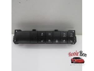 Usados Interruptor de calefactor de asiento Dodge 1500 Crew Cab (DS/DJ/D2) 5.7 Hemi V8 4x4 Precio de solicitud ofrecido por Rooie Ben autodemontage