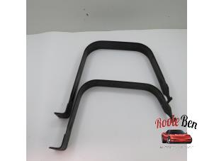 Used Fuel tank bracket Dodge 1500 Crew Cab (DS/DJ/D2) 5.7 Hemi V8 4x4 Price on request offered by Rooie Ben autodemontage
