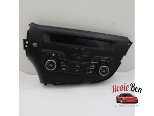Used Air conditioning control panel Kia Optima 2.0 CVVT Hybrid 16V Price on request offered by Rooie Ben autodemontage
