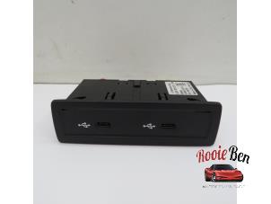 Używane Zlacze AUX/USB Mercedes GLC Coupe (C253) 2.0 300 e 16V 4-Matic Cena na żądanie oferowane przez Rooie Ben autodemontage
