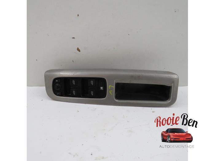 Usados Interruptor combinado de ventanillas Volvo V50 (MW) 1.8 16V Precio € 25,00 Norma de margen ofrecido por Rooie Ben autodemontage