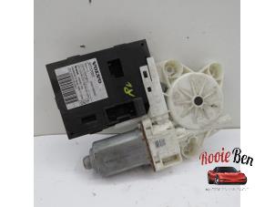 Used Door window motor Volvo V50 (MW) 1.8 16V Price on request offered by Rooie Ben autodemontage