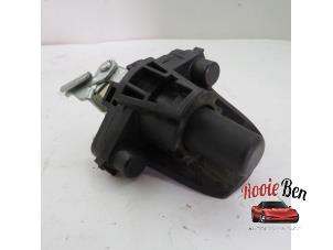Used Tailgate switch Peugeot 108 1.0 12V VVT-i Price on request offered by Rooie Ben autodemontage