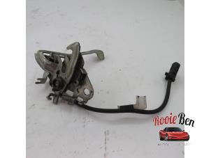 Used Bonnet lock mechanism Peugeot 108 1.0 12V VVT-i Price on request offered by Rooie Ben autodemontage