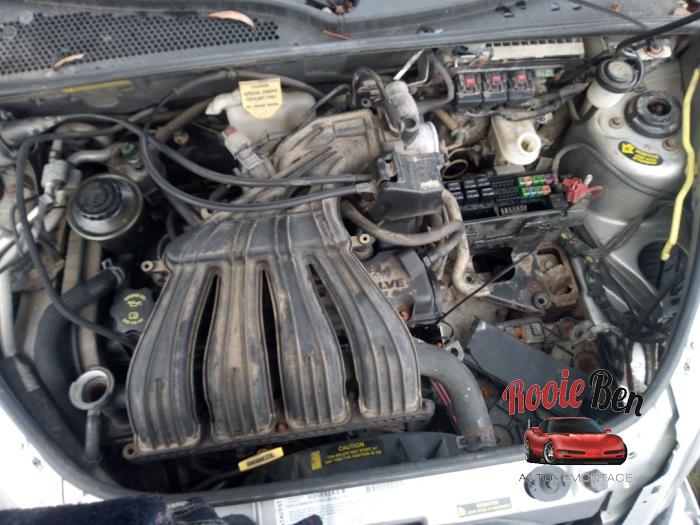 Motor van een Chrysler PT Cruiser Cabrio 2.4 16V 2004