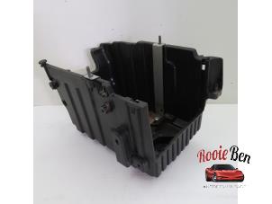 Usagé Boîtier de batterie Ford Fiesta 7 1.1 Ti-VCT 12V 85 Prix sur demande proposé par Rooie Ben autodemontage