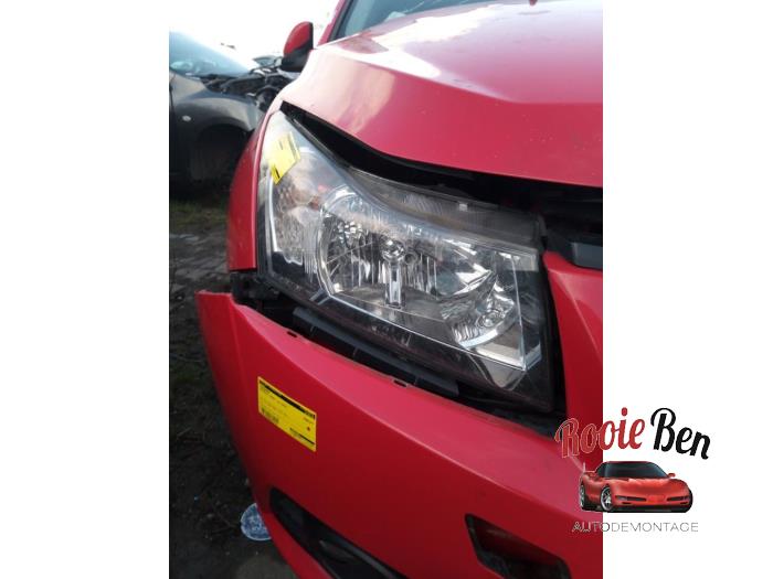 Używane Reflektor prawy Chevrolet Cruze 1.8 16V VVT Cena na żądanie oferowane przez Rooie Ben autodemontage