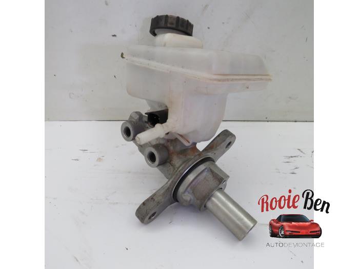 Master cylinder from a Ford Fiesta 7 1.1 Ti-VCT 12V 85 2019