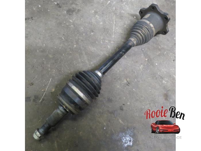 Front drive shaft, left from a Chevrolet Silverado 1500 Standard Cab 5.3 V8 2500 4x4 Crew Cab 2018