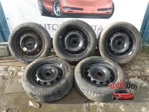 Gebrauchte Felgen Set + Reifen Ford Fiesta 7 1.1 Ti-VCT 12V 85 Preis auf Anfrage angeboten von Rooie Ben autodemontage