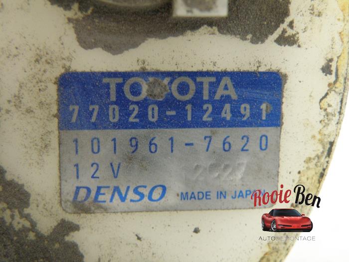 Electric fuel pump from a Toyota Corolla Verso (E12) 1.6 16V VVT-i 2002