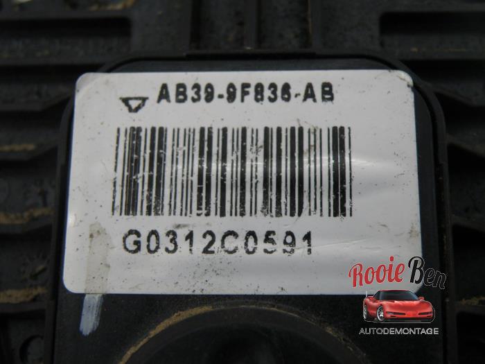 Gaspedal van een Ford Ranger 3.2 TDCI 20V 200 4x4 2013