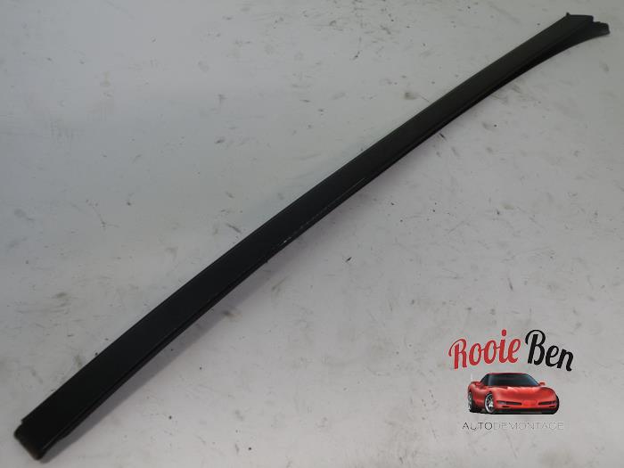 Roof strip, left from a Mercedes-Benz C (W204) 2.2 C-200 CDI 16V BlueEFFICIENCY 2012