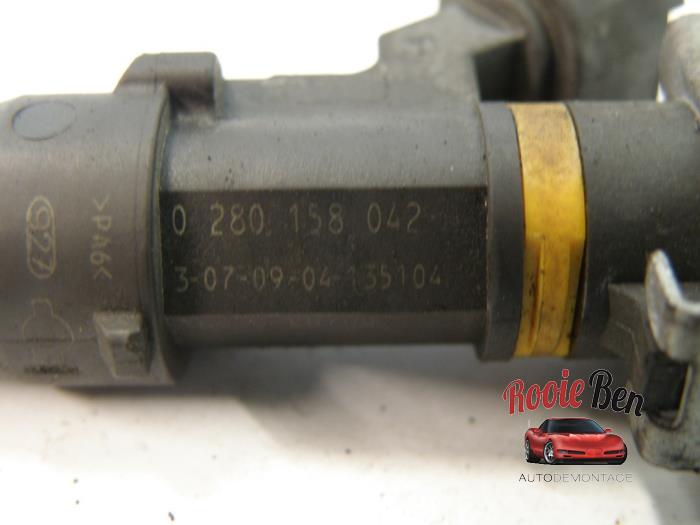 Injector (petrol injection) from a Infiniti FX (S51) 35 3.5i 24V 2005