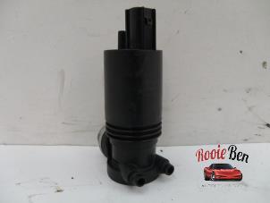 Used Windscreen washer pump Landrover Range Rover Evoque (LVJ/LVS) Price on request offered by Rooie Ben autodemontage