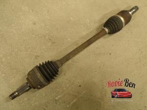 Used Front drive shaft, left Renault Clio III (BR/CR) 1.2 16V 75 Price € 50,00 Margin scheme offered by Rooie Ben autodemontage