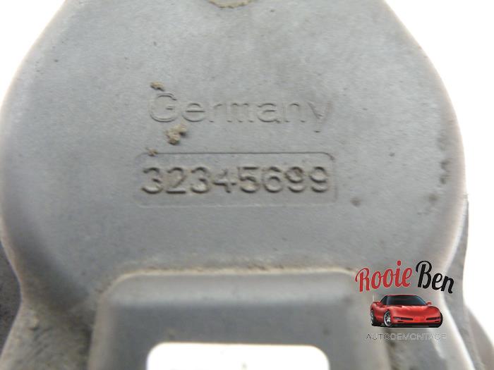 Rear brake calliper, left from a BMW 5 serie (F10) 550i V8 32V TwinPower Turbo 2010