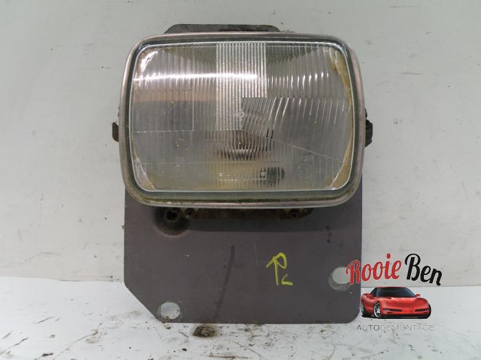 Używane Reflektor prawy Dodge B-Serie B150 5.2 V8 EFI Cena € 50,00 Procedura marży oferowane przez Rooie Ben autodemontage
