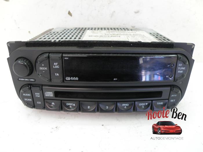 Radio CD Spieler van een Chrysler Voyager/Grand Voyager (RG) 2.5 CRD 2006