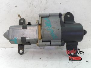 Used Sliding door motor, left Chrysler Voyager/Grand Voyager (RG) 2.5 CRD Price on request offered by Rooie Ben autodemontage
