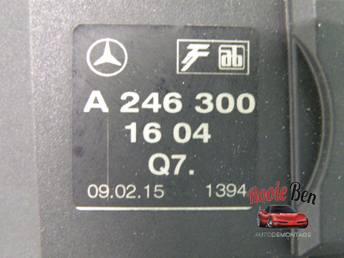 Pédale d'accélérateur d'un Mercedes-Benz A (W176) 1.6 A-180 16V 2015