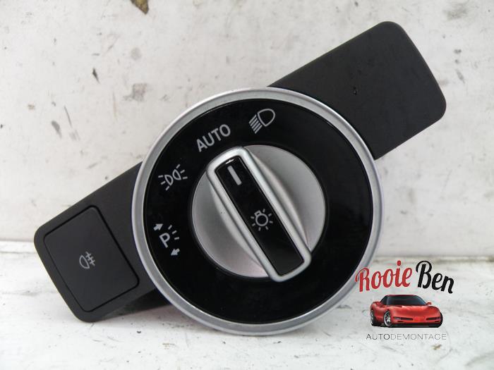 Interruptor de luz de un Mercedes-Benz A (W176) 1.6 A-180 16V 2015