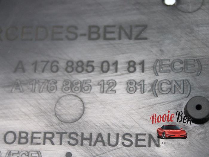 Kennzeichenhalter vorne van een Mercedes-Benz A (W176) 1.6 A-180 16V 2015
