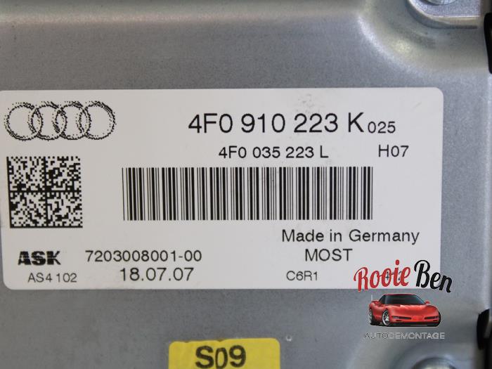 Radio amplifier from a Audi A6 Avant (C6) 2.0 T FSI 16V 2007