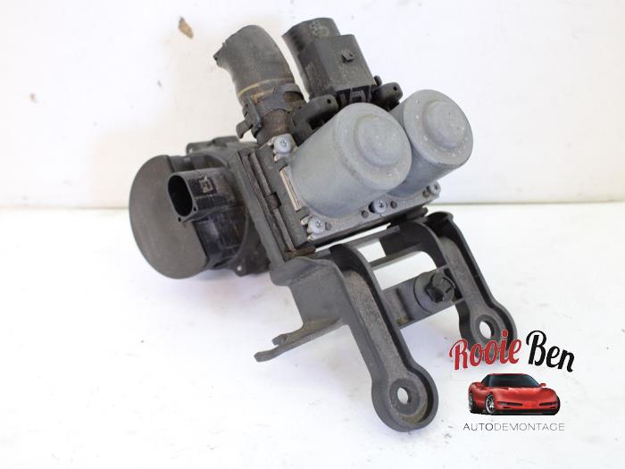 Additional water pump from a Audi A6 Avant (C6) 2.0 T FSI 16V 2007