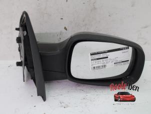 Used Wing mirror, right Renault Clio III (BR/CR) 1.2 16V 75 Price € 45,00 Margin scheme offered by Rooie Ben autodemontage