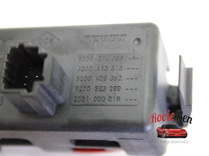 Interruptor de luz de pánico de un Renault Twingo II (CN) 1.5 dCi 90 FAP 2011