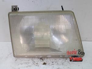 Used Headlight, right Ford Usa E-Serie 4.2 Price on request offered by Rooie Ben autodemontage