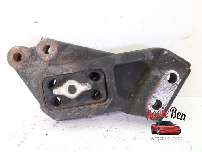 Engine mount from a Dodge Ram 3500 Standard Cab (DR/DH/D1/DC/DM) 5.7 V8 Hemi 1500 4x4 2004