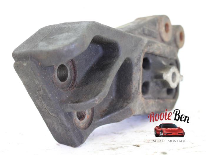 Engine mount from a Dodge Ram 3500 Standard Cab (DR/DH/D1/DC/DM) 5.7 V8 Hemi 1500 4x4 2004