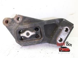 Engine mount from a Dodge Ram 3500 Standard Cab (DR/DH/D1/DC/DM) 5.7 V8 Hemi 1500 4x4 2004