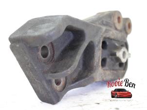 Engine mount from a Dodge Ram 3500 Standard Cab (DR/DH/D1/DC/DM) 5.7 V8 Hemi 1500 4x4 2004