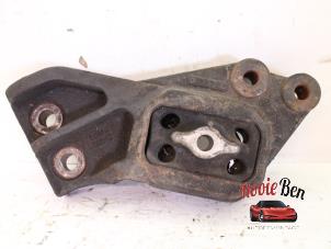 Engine mount from a Dodge Ram 3500 Standard Cab (DR/DH/D1/DC/DM) 5.7 V8 Hemi 1500 4x4 2004