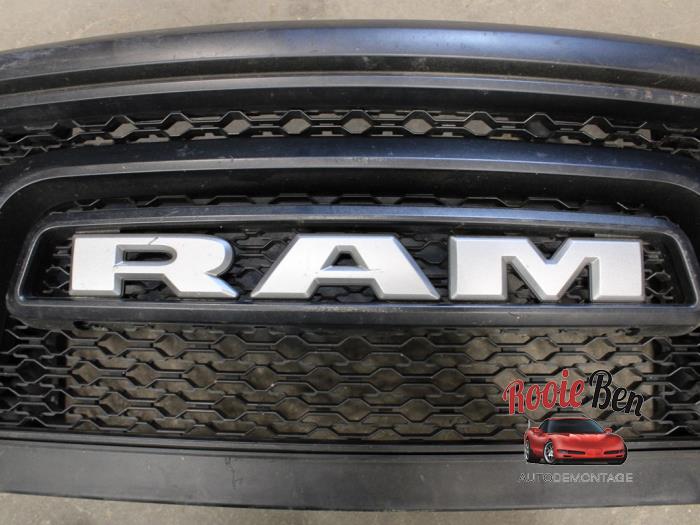 Grill z RAM 1500 Crew Cab (DS/DJ/D2) 5.7 Hemi V8 2016