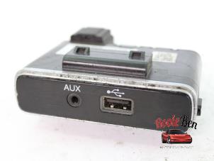 Używane Zlacze AUX/USB Dodge 1500 Crew Cab (DS/DJ/D2) 5.7 Hemi V8 Cena na żądanie oferowane przez Rooie Ben autodemontage