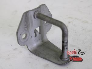 Used Bonnet lock mechanism Dodge 1500 Crew Cab (DS/DJ/D2) 5.7 Hemi V8 4x4 Price on request offered by Rooie Ben autodemontage