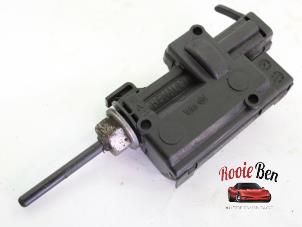 Used Tank flap lock motor Mercedes Citan (415.6) 1.5 108 CDI Price on request offered by Rooie Ben autodemontage
