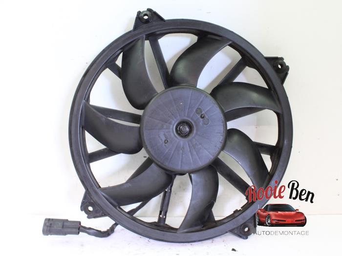 Cooling fans from a Peugeot 308 SW (4E/H) 1.6 HDi 16V FAP 2012