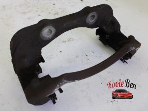 Used Front brake calliperholder, left Peugeot 308 SW (4E/H) 1.6 HDi 16V FAP Price on request offered by Rooie Ben autodemontage