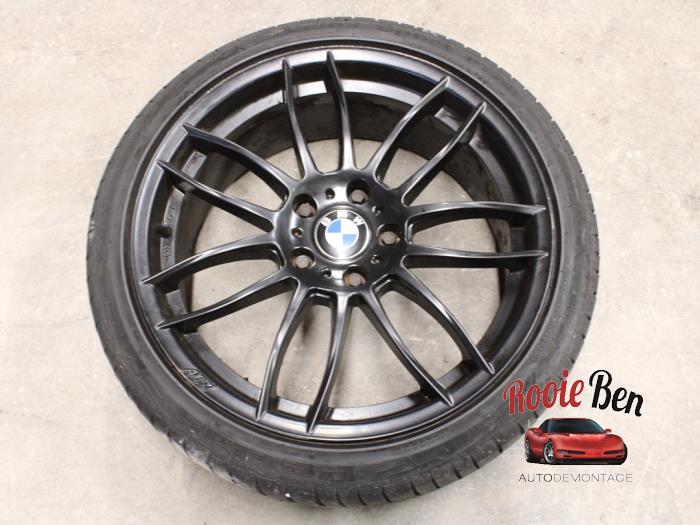 Wheel + tyre from a BMW 3 serie Touring (F31) 320d 2.0 16V 2013